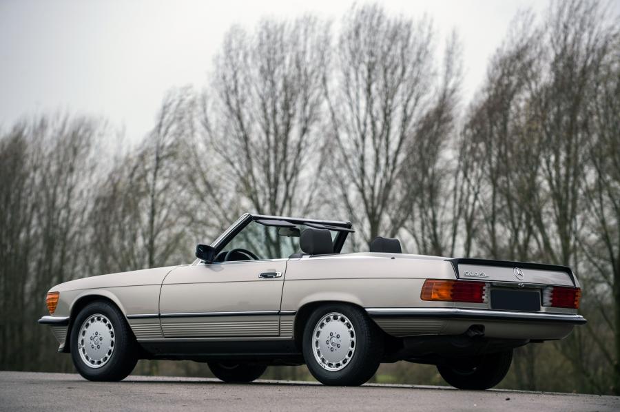  Mercedes-Benz 500 SL 1980 года  (фото 23 из 25)
